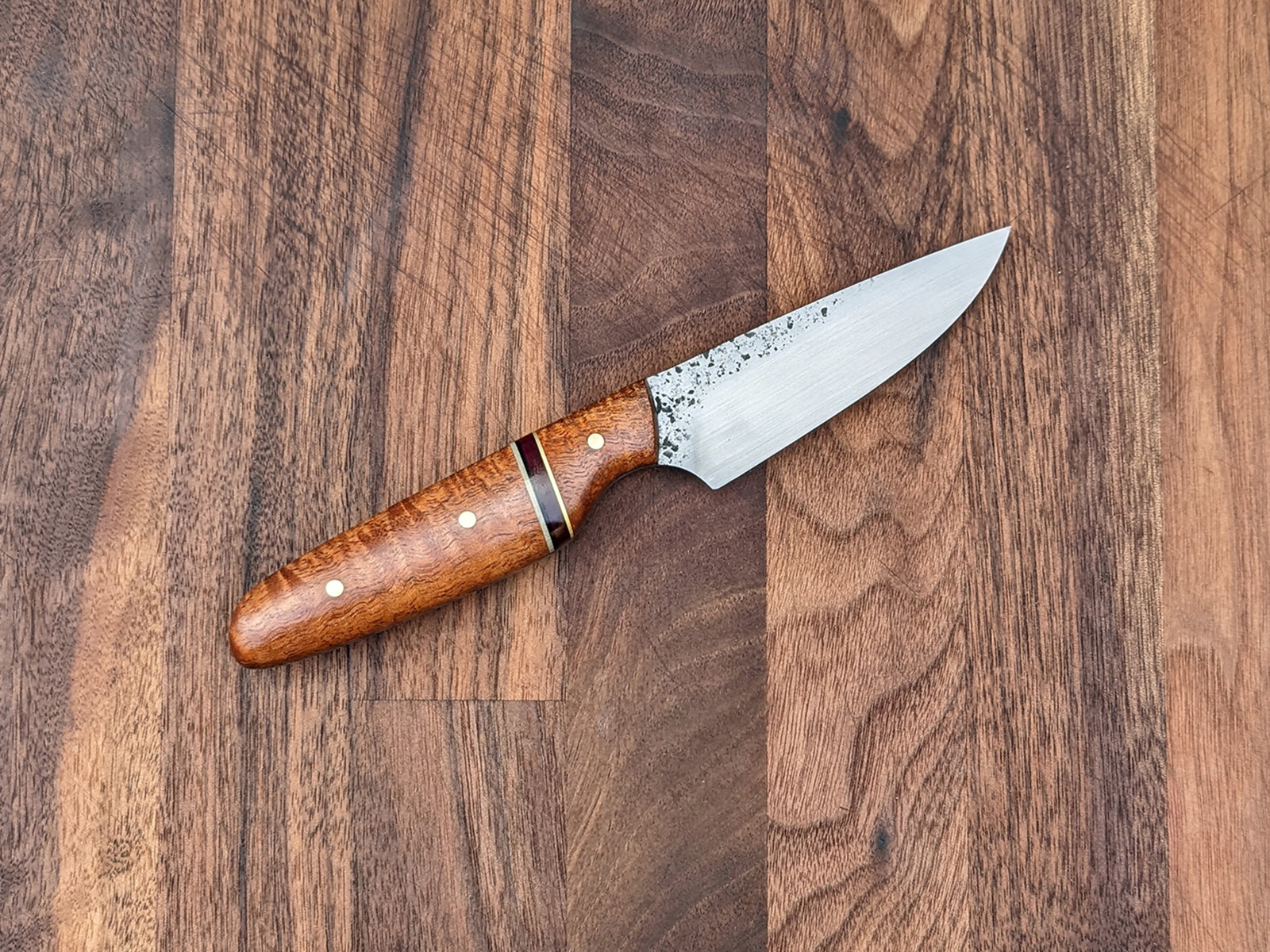Profile view of a paring knife.