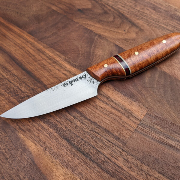 Profile view of a paring knife.