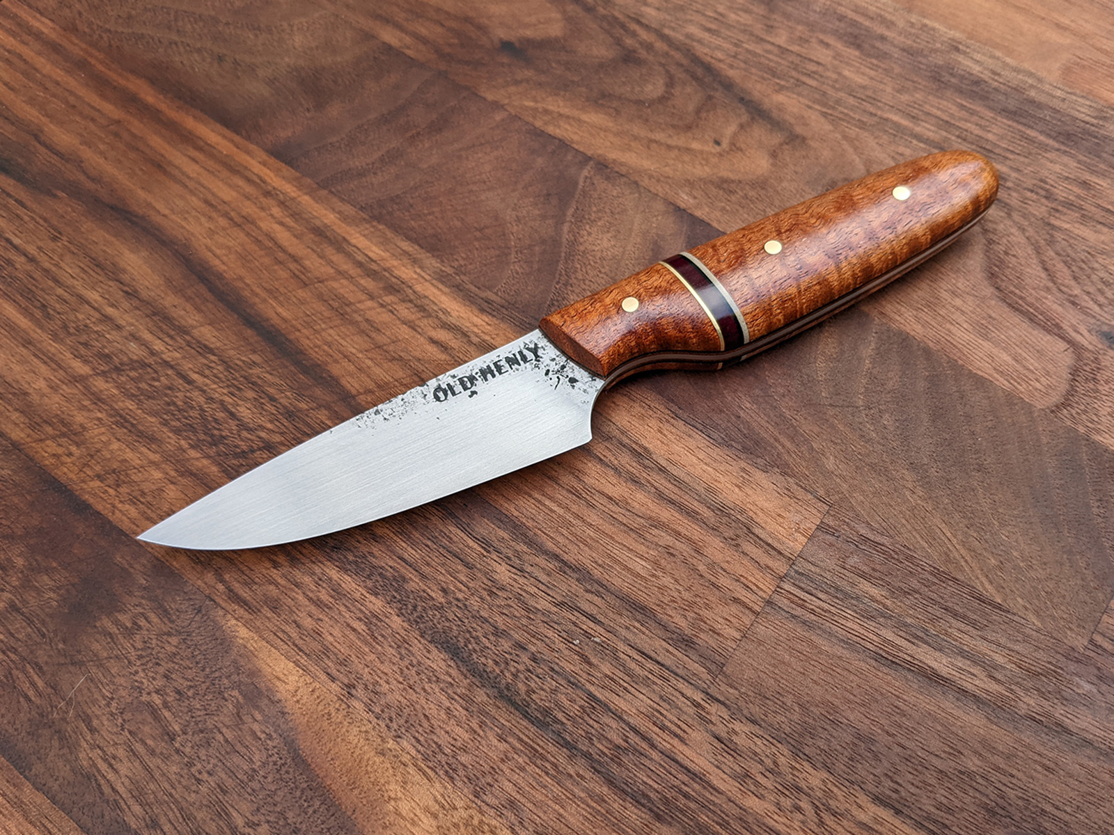 Profile view of a paring knife.