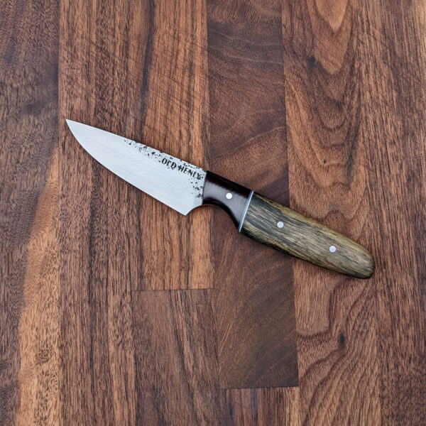 Profile view of a paring knife.