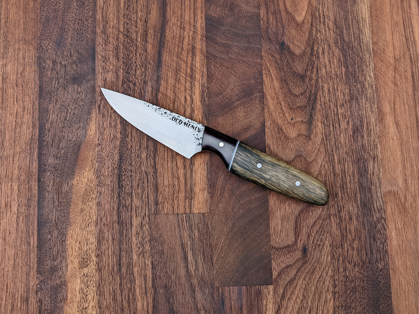 Profile view of a paring knife.